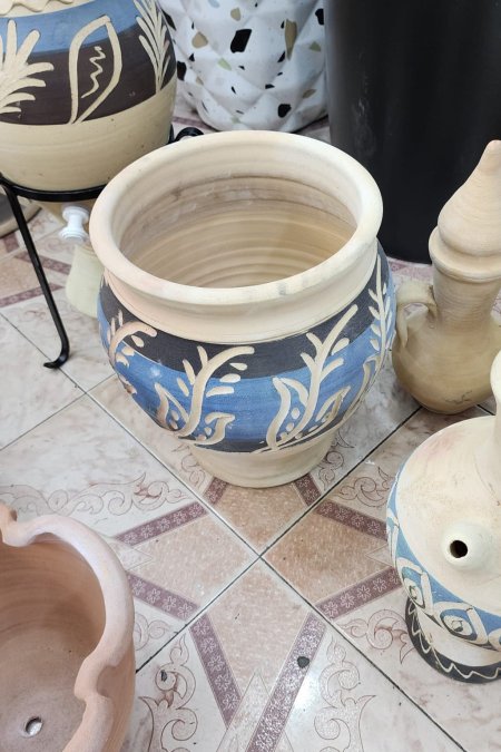 قصرية فخارية بنقوش نباتية باللون الأزرق والرمادي